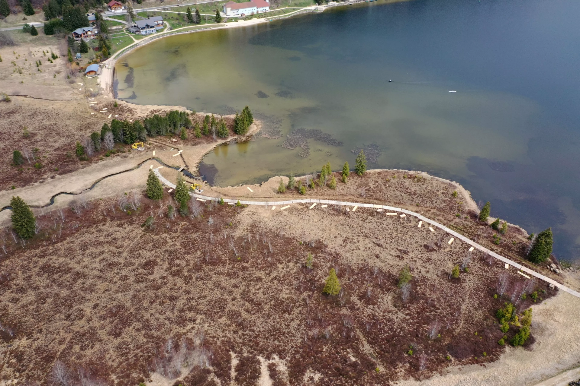 cheminement-bois-lac-des-rousses-01